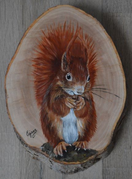 ecureuil, peinture acrylique sur tranche de bois environ 20cm